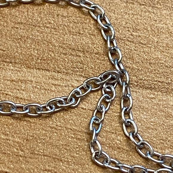 Adorable, silver bird necklace with expandable chain - Picture 7 of 7